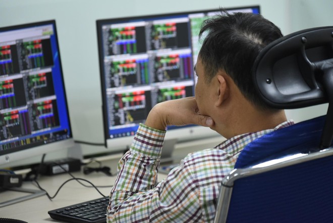 Nhà đầu tư cá nhân trong nước liên tiếp mua ròng, trong khi khối ngoại bán ròng