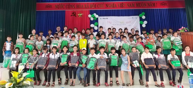 Nhân viên Manulife hỗ trợ trẻ em có hoàn cảnh khó khăn