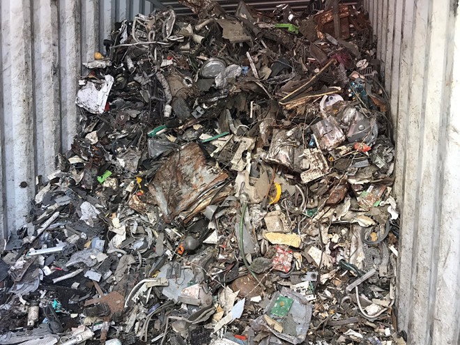 Một container hàng phế thải được mở tại cảng Cát Lái