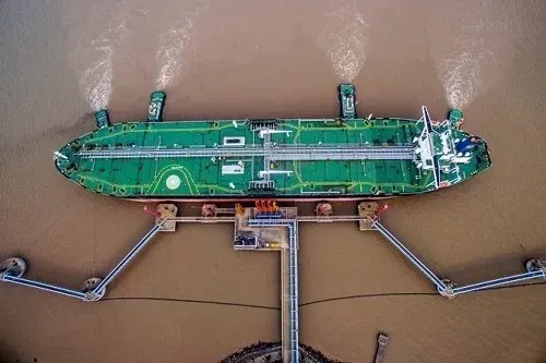 Một tàu chở dầu đã cập bến tại Trung Quốc. Ảnh: Bloomberg