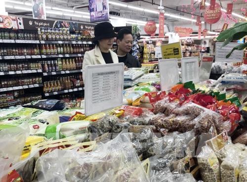 Khách lựa chọn hàng hóa tại siêu thị Vinmart. Ảnh: Trần Việt - TTXVN