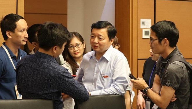 Bộ trưởng Bộ Tài nguyên và Môi trường Trần Hồng Hà trao đổi với báo chí bên hàng lang Quốc hội.