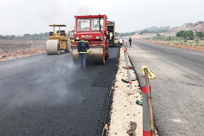 Thi công tuyến đường trục chính từ Cảng hàng không quốc tế Vân Đồn đến Khu phức hợp nghỉ dưỡng giải trí cao cấp Vân Đồn. (Ảnh: báo Quảng Ninh).