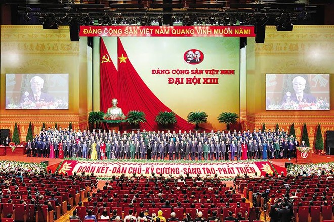 Ban Chấp hành Trung ương Đảng khóa XIII ra mắt Đại hội tại phiên bế mạc. Ảnh: Quang Vinh