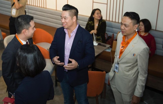 John Lê (đứng thứ hai từ phải sang) trao đổi với ông Nguyễn Trung Tín, Phó Tổng giám đốc Tập đoàn Bất động sản An Gia (thứ hai từ trái sang) tại một sự kiện về khởi nghiệp.