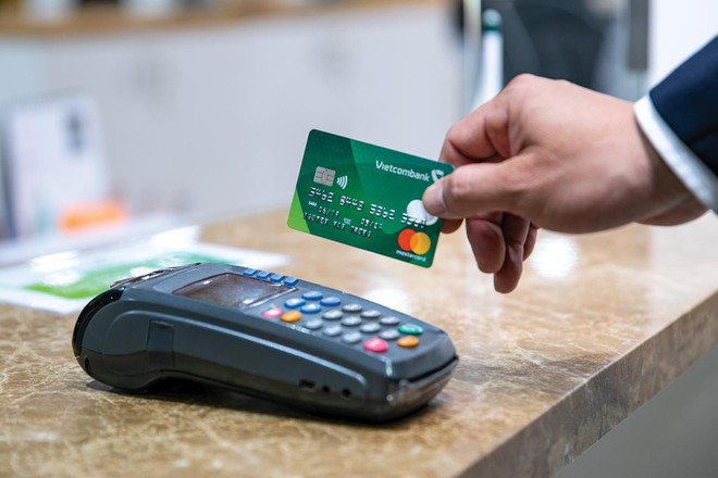 Các ứng dụng công nghệ thông tin làm thay đổi toàn bộ mô thức cung ứng và vận hành dịch vụ tài chính - ngân hàng truyền thống. Ảnh: Dũng Minh