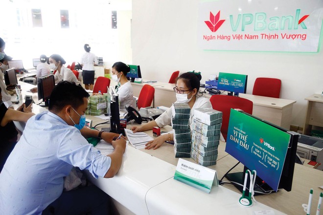 Trong quý III/2021, các ngân hàng thực hiện nhiều chương trình tín dụng hỗ trợ khách hàng gặp khó khăn do dịch Covid-19. Ảnh: Dũng Minh