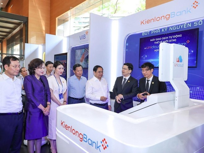 Ủy viên Bộ Chính trị, Thủ tướng Chính phủ Phạm Minh Chính cùng lãnh đạo Chính phủ, Ngân hàng Nhà nước tham quan gian hàng của KienlongBank