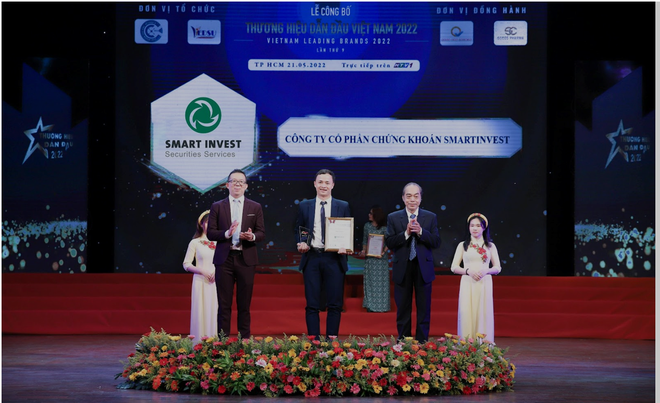 Ông Lê Quang Chung - Phó tổng giám đốc Smart Invest đại diện nhận giải thưởng Top 10 thương hiệu dẫn đầu Việt Nam