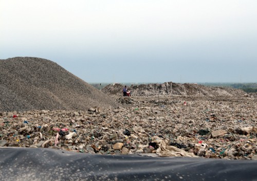 Khu chôn lấp rác và chứa nước thải của bãi rác Đa Phước phát sinh mùi hôi. Ảnh: Hữu Nguyên