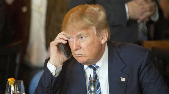 Hình ảnh ông Trump sử dụng chiếc điện thoại trước.