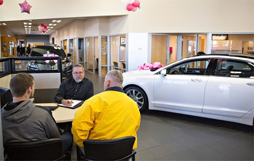 Số người Mỹ ký hợp đồng thuê xe thay vì mua ngày càng tăng. Ảnh: Bankrate.
