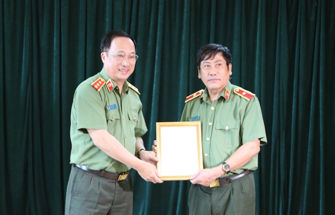 Thượng tướng Nguyễn Văn Thành trao quyết định cho Thiếu tướng Trương Giang Long. Ảnh CAND