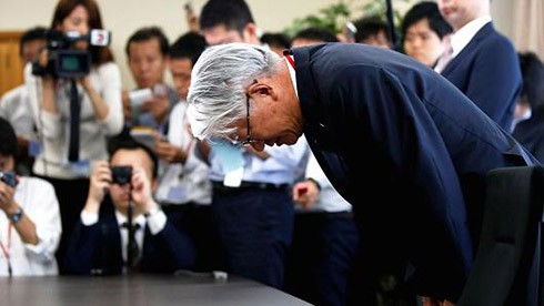 CEO Kobe Steel cúi đầu xin lỗi trong buổi họp báo ngày 13/10 tại Tokyo. Danh tiếng chất lượng xe hơi Nhật bị tổn hại nghiêm trọng. Ảnh: CNBC.
