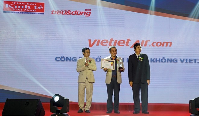 Giám đốc Điều hành Lưu Đức Khánh đại diện cho Vietjet tham dự chương trình và nhận giải thưởng từ ban tổ chức.