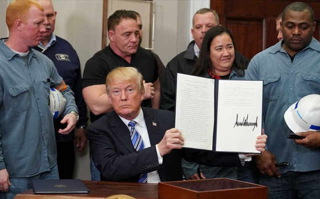 Tổng thống Donald Trump ký lệnh áp thuế với các sản phẩm thép và nhôm nhập khẩu vào Mỹ. Ảnh: Getty