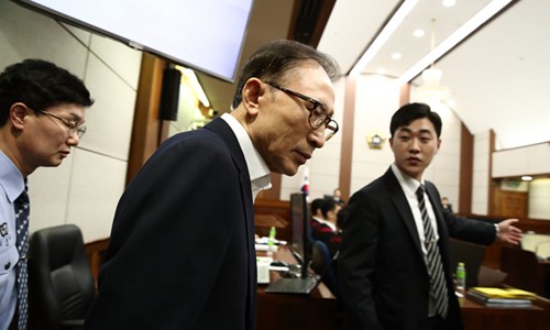 Cựu tổng thống Hàn Quốc Lee Myung-bak tại phiên tòa ngày 23/5. Ảnh: AFP.
