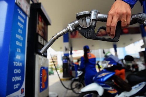 Giá xăng, dầu được dự báo giảm mạnh vào ngày mai. Ảnh: Hữu Khoa