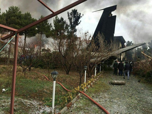 Hiện trường vụ rơi máy bay Boeing 707 ở ngoại ô Tehran hôm nay. Ảnh: Twitter.
