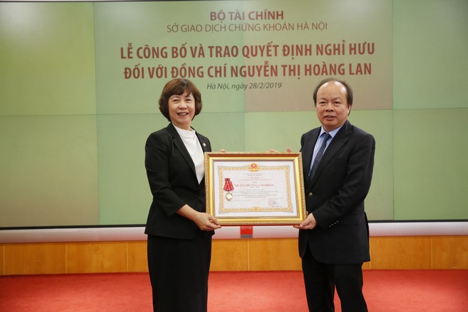 Thứ trưởng Bộ Tài chính Huỳnh Quang Hải trao Huân chương lao động hạng nhì cho bà Nguyễn Thị Hoàng Lan. 