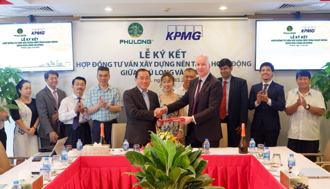 Đại diện lãnh đạo Công ty Phú Long và KPMG ký kết hợp đồng tư vấn xây dựng nền tảng hoạt động.
