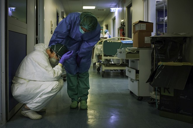 Một y tá động viên đồng nghiệp khi họ thay ca hôm 13/3 tại bệnh viện Cremona, thành phố Milan. Ảnh: AFP.
