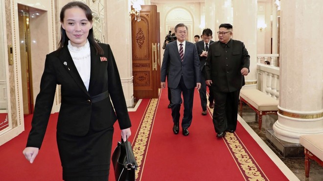 Bà Kim Yo Jong luôn sát cánh cùng anh trai Kim Jong Un trong các sự kiện quốc tế. Ảnh: AP.