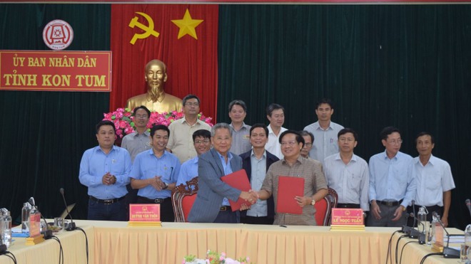 Chủ tịch UBND tỉnh Kon Tum Lê Ngọc Tuấn (phải ảnh) và đại diện lãnh đạo Tập đoàn Lộc Trời ký kết biên bản ghi nhớ triển khai xây dựng chuỗi liên kết sản xuất, tiêu thụ nông sản.