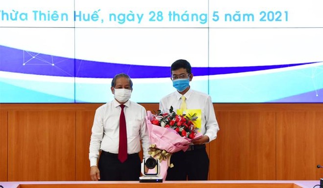 Chủ tịch UBND tỉnh Thừa Thiên Huế Phan Ngọc Thọ trao quyết định Phó giám đốc sở Công Thương cho ông Hoàng Ngọc Sơn.