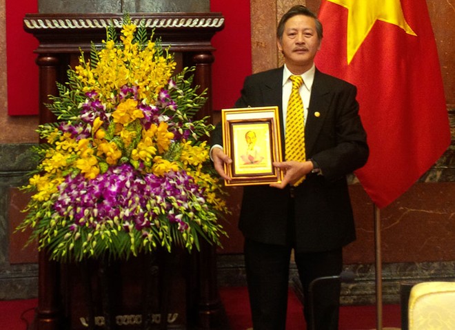 Phó TGD Nguyễn Thành Quang - đại diện Lãnh đạo Tổng công ty Bảo Việt Nhân thọ nhận thư khen và kỷ niệm chương của Chủ tịch nước
