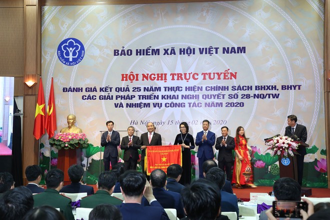 Bảo hiểm xã hội Việt Nam vinh dự được Thủ tướng Chính phủ Nguyễn Xuân Phúc cờ thi đua của Chính phủ