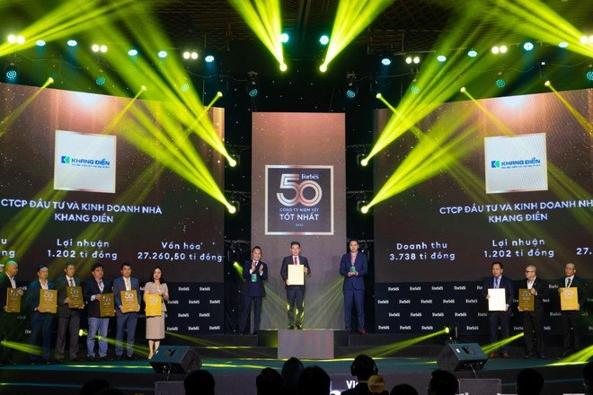 Đại diện Tập đoàn Khang Điền nhận giải thưởng Top 50 Công ty Niêm yết tốt nhất năm 2022.