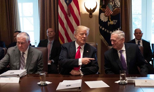 Ông Trump trong một cuộc họp nội các ở Nhà Trắng. Ảnh: AFP