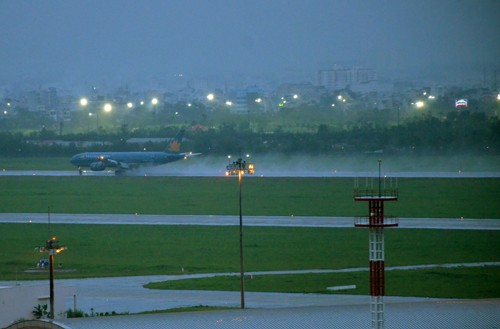 Sân bay Tân Sơn Nhất bị ngập sau trận mưa lớn hồi tháng 9/2016. Ảnh: Duy Trần.