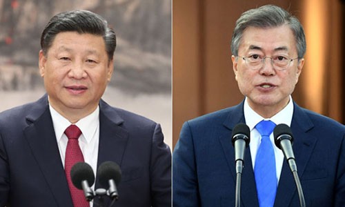Tổng thống Hàn Quốc Moon Jae-in, phải, và Chủ tịch Trung Quốc Tập Cận Bình. Ảnh: China Plus.