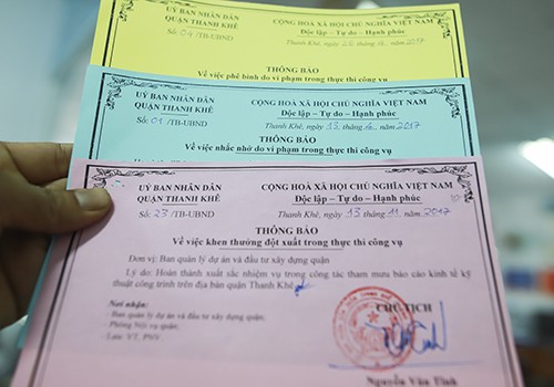 UBND quận Thanh Khê áp dụng phạt thẻ vàng, xanh và khen thưởng bằng thẻ hồng với công chức. Ảnh: Nguyễn Đông.