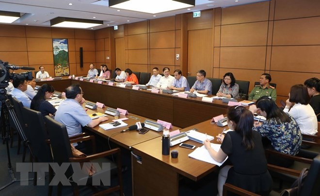 Đoàn đại biểu Quốc hội các tỉnh Bắc Ninh, Tuyên Quang, Ninh Thuận và Long An thảo luận ở tổ. (Ảnh: Doãn Tấn/TTXVN)