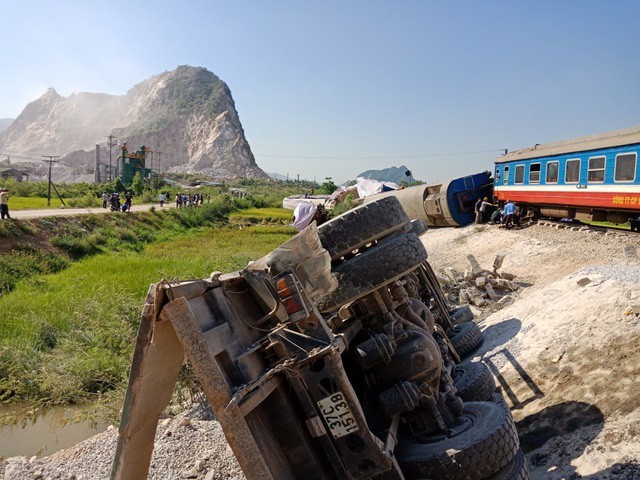 Vụ tai nạn nghiêm trọng giữa tàu hỏa và xe tải ngày 24/5 khiến 2 người thiệt mạng, 10 người bị thương, tuyến đường sắt Bắc - Nam "tê liệt" (ảnh: Bình Minh)