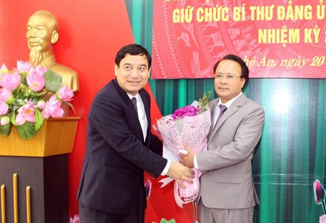 Bí thư Tỉnh ủy Nghệ An trao quyết định và chúc mừng đồng chí Nguyễn Nam Đình.