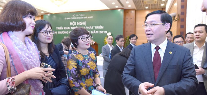 Phó thủ tướng Vương Đình Huệ trao đổi với các thành viên thị trường tại Hội nghị.
