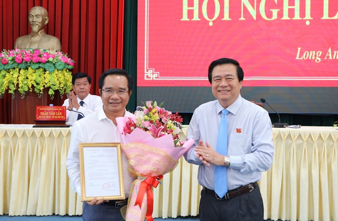 Bí thư Tỉnh ủy Long An Phạm Văn Rạnh trao quyết định và chúc mừng đồng chí Nguyễn Văn Được.