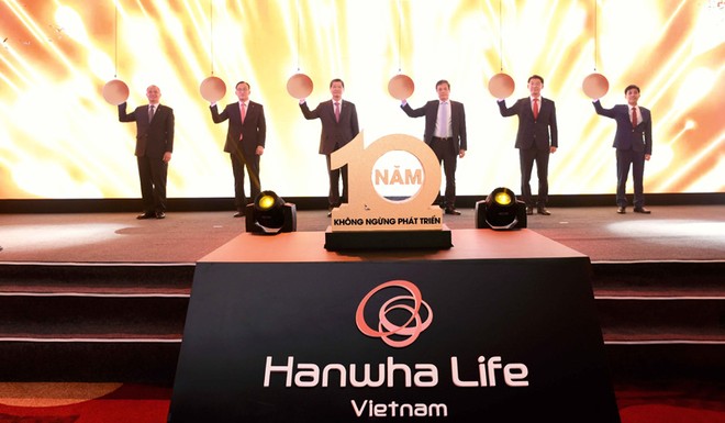 Lãnh đạo Tập đoàn Hanwha, Hanwha Life Việt Nam và Đại diện Cục Quản lý, Giám Sát Bảo hiểm thực hiện nghi thức kỷ niệm 10 năm thành lập.