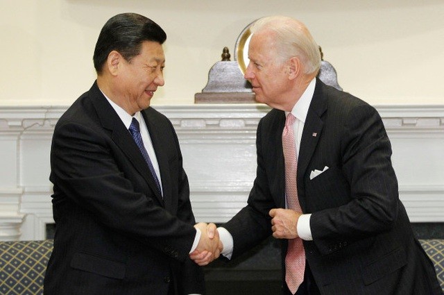 Chủ tịch Trung Quốc Tập Cận Bình bắt tay cựu Phó Tổng thống Mỹ Joe Biden (Ảnh: AP).