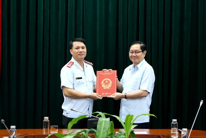 Bộ trưởng Bộ Nội vụ Lê Vĩnh Tân trao quyết định bổ nhiệm cho đồng chí Nguyễn Xuân Đạt.