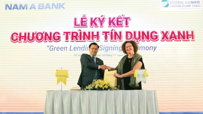 Ông Trần Ngọc Tâm - Tổng Giám đốc NAM A BANK và Bà Maud Savary Mornet - Giám đốc GCPF khu vực châu Á Thái Bình Dương cùng ký kết hợp tác triển khai chương trình Tín dụng xanh.