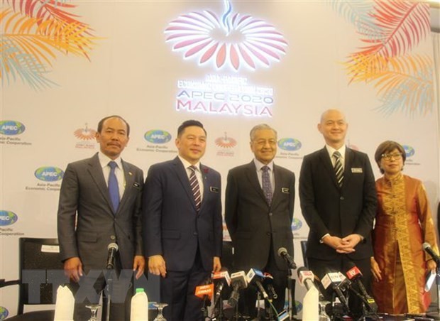 Thủ tướng Malaysia Mahathir Mohamad và các quan chức nước chủ nhà tham gia họp báo về Năm APEC 2020. (Ảnh: Hà Ngọc/TTXVN).
