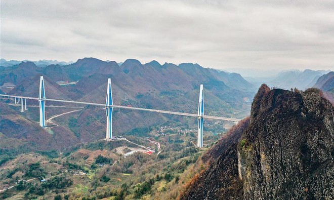 Cầu Pingtang trên thung lũng sông ở tỉnh Quý Châu. Ảnh: Xinhua.
