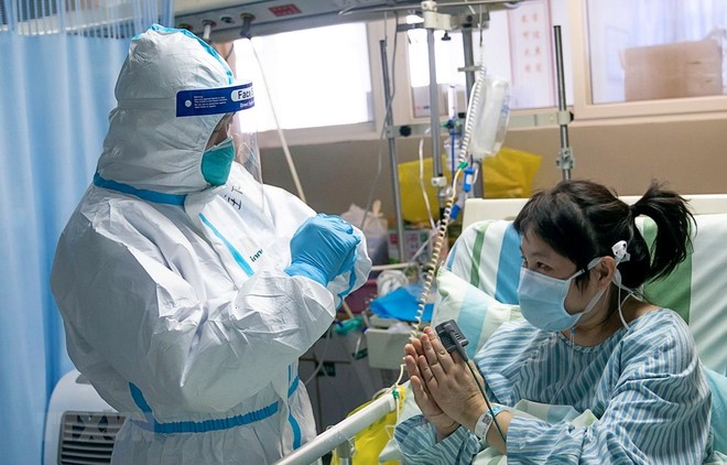 Nhân viên y tế điều trị cho bệnh nhân nhiễm virus corona tại bệnh viện thành phố Vũ Hán, tỉnh Hồ Bắc, Trung Quốc ngày 24/1 vừa qua. (Ảnh: THX/TTXVN).