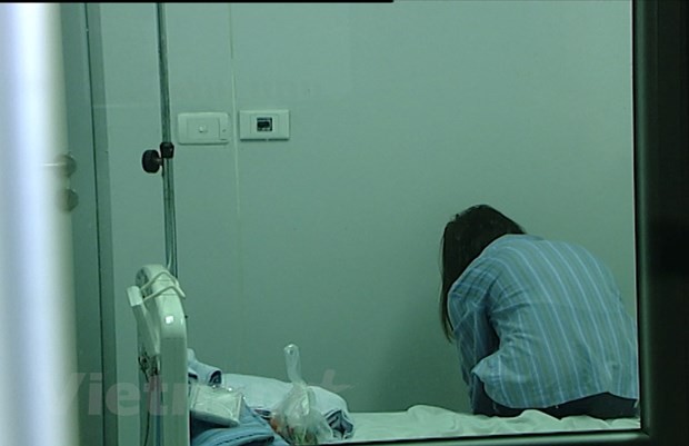 Một nữ bệnh nhân mắc 2019-nCoV đang điều trị tại Bệnh viện Bệnh nhiệt đới Trung ương. (Ảnh: PV/Vietnam+).