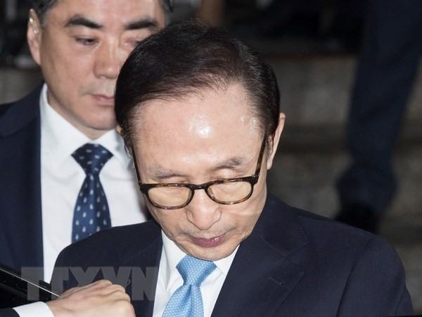 Cựu Tổng thống Hàn Quốc Lee Myung-bak (phía trước) rời Tòa án Quận trung tâm Seoul, ngày 15/3. (Nguồn: THX/ TTXVN).